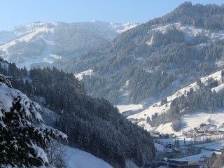 Winter Schied mit Skigebiet im Hindergrund