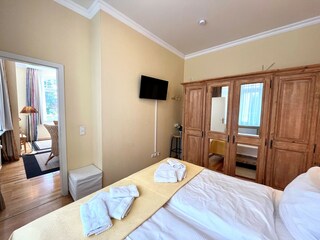 Das schöne Echtholz Schlafzimmer inkl. LED TV