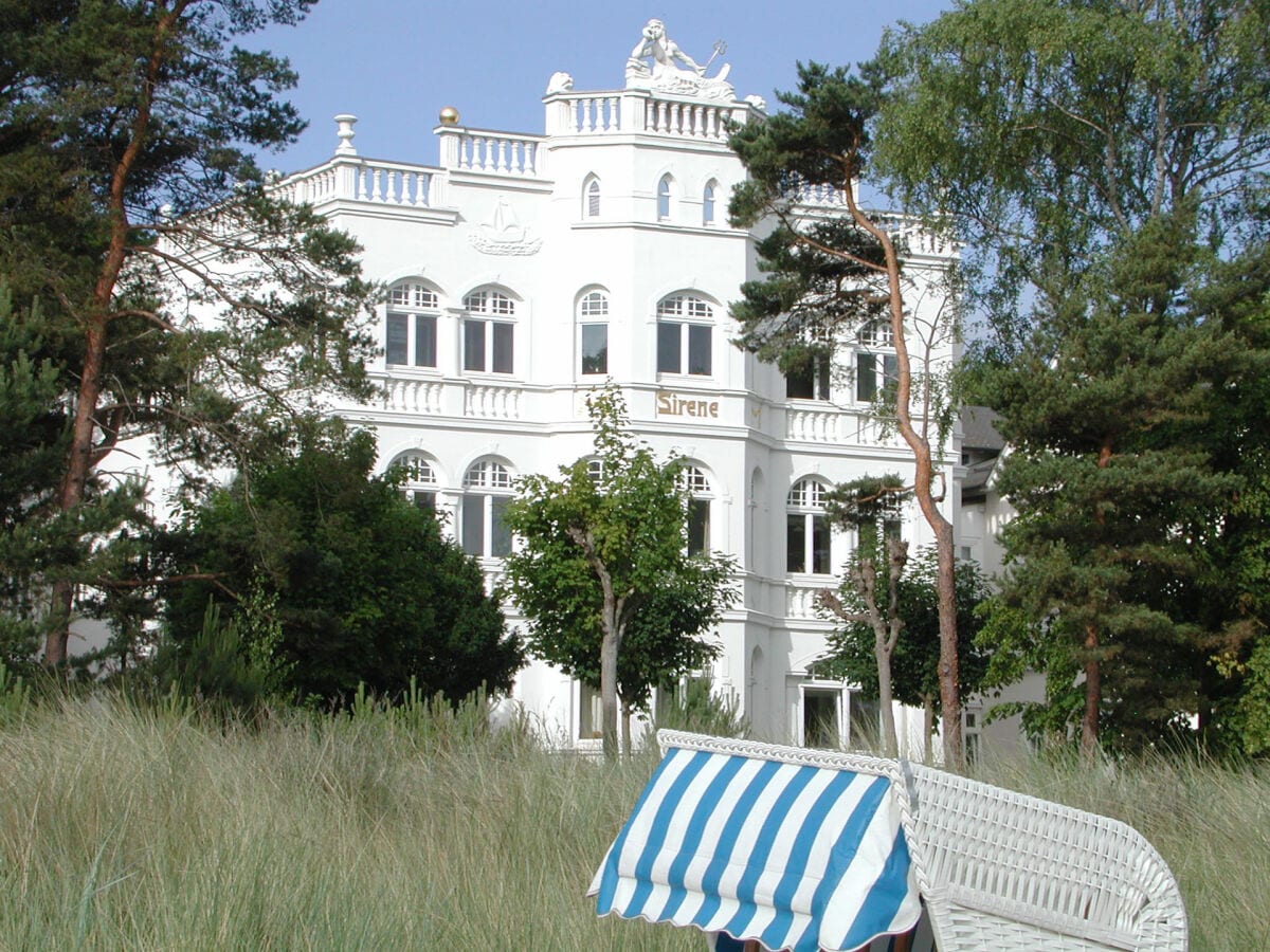 Der Blick vom Sandstrand auf die Villa Sirene