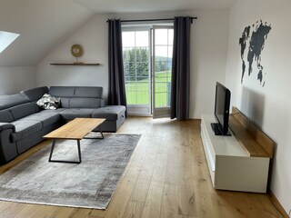 Wohnzimmer mit ausziehbarer Couch