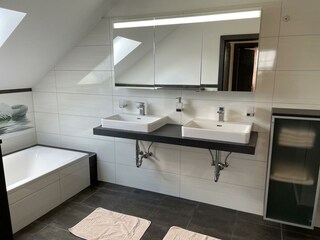 Badezimmer mit Badewanne