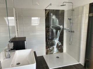 Badezimmer mit Blick zur Dusche