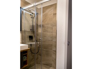 extra Badezimmer angrenzend im Schlafzimmer 1