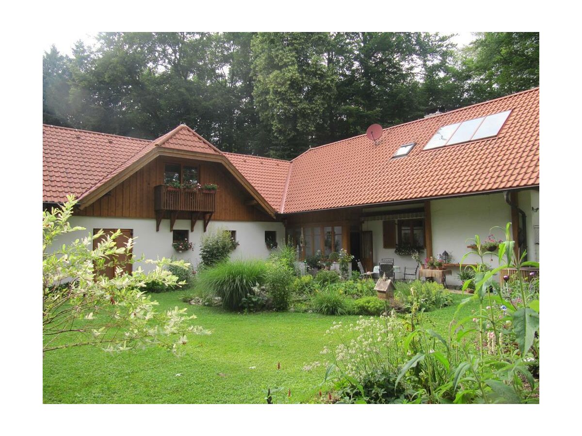 Hausansicht mit Garten