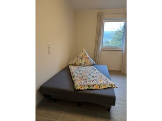 Schlafzimmer Parterre, Schlafsofa 130 x 190 cm