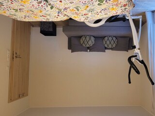 Schlafzimmer mit Hometrainer und Sofa