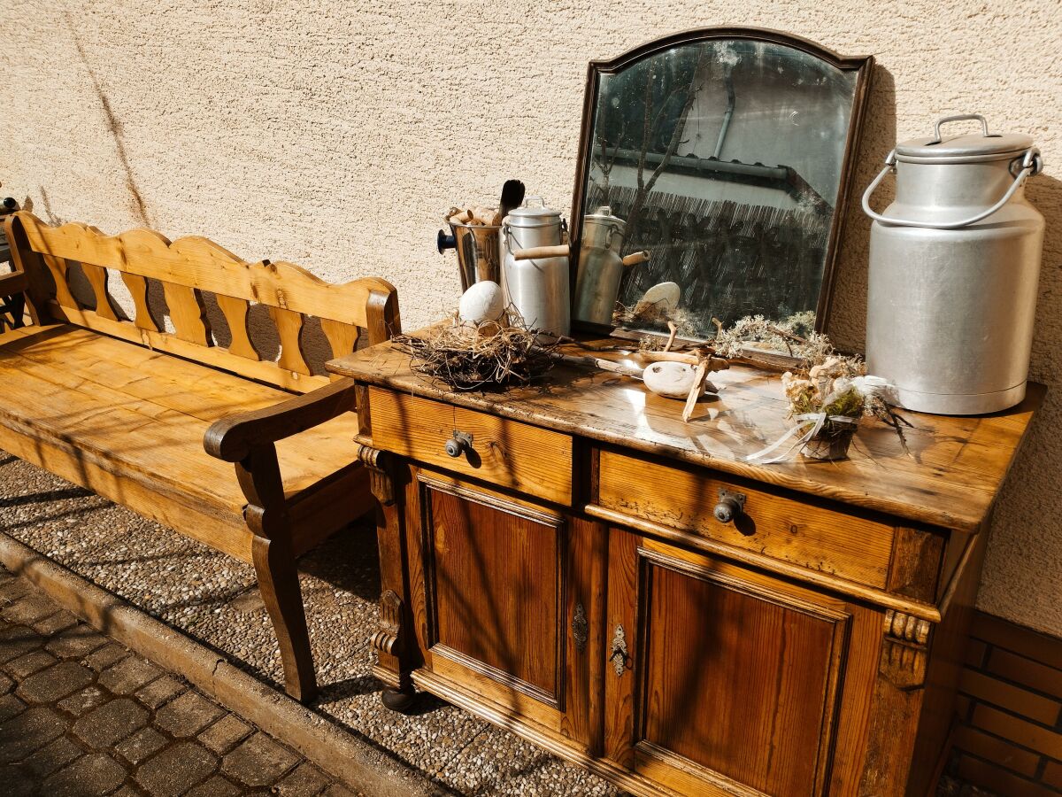 sonnige Sitzbank vorm Haus