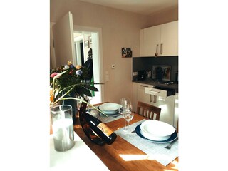 Esstisch mit Küchenzeile