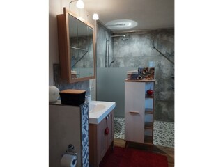 großes Badezimmer mit begehbarer Dusche