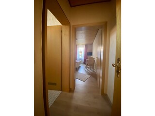 Zimmer 5 Innenansicht Flur hoch