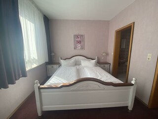 Zimmer 1 Innenansicht Bett quer
