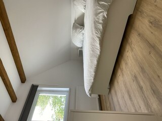 Lichtdurchflutetes Schlafzimmer