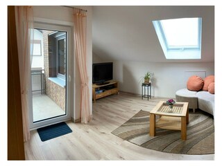 Wohnzimmer mit Zugang zum Balkon