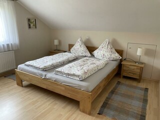 Schlafzimmer mit Doppelbett 180x200cm
