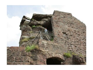 Ihre Gastgeberin b. Erwandern d. vielen Burgruinen