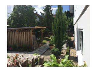 Gartenbereich mit Liegestühle