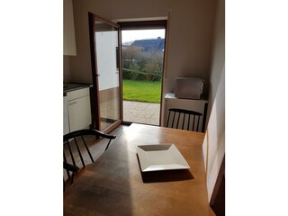 Tisch mit Blick auf Garten