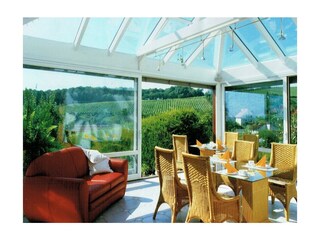 Wintergarten-mit-Korbsessel