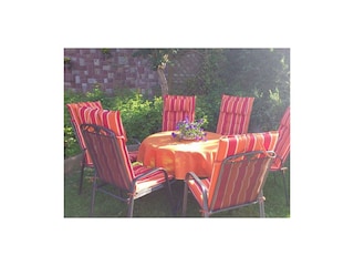 Viele Sitzgelegenheiten im Freien