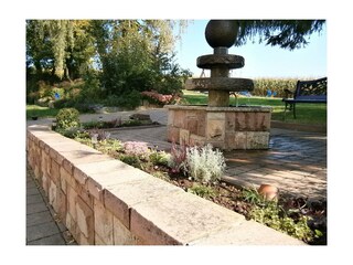 Außengelände mit Brunnen