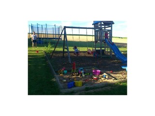 Großer Spielplatz mit Trampolin