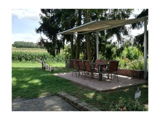 Schattige Terrasse am Spielplatz