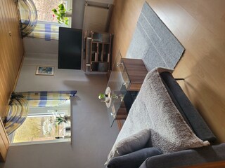 Wohnzimmer mit Couch und zwei Sessel