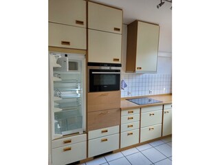 Küche mit Kühlschrank und Ofen/ Herd