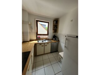 Küche mit Spüle und Spülmaschine