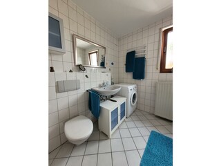 Linke Badseite mit Waschmaschine