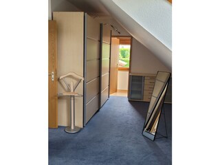 1. Schlafzimmer mit Kleiderschrank und Sideboard