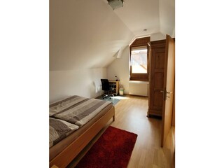 2. Schlafzimmer Kleiderschrank / Schreibtisch