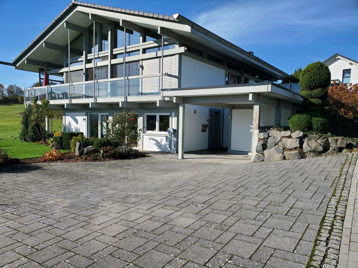 Hausansicht mit Parkplatz und Carport