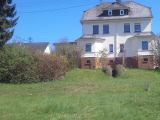 Blick auf das Haus aus dem Garten