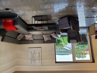 Wohnzimmer mit Schlafcouch u. Relaxsessel