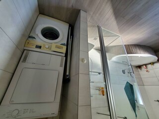 Waschmaschine u. Trockner im Badezimmer