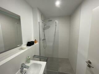 Badezimmer mit Regenwalddusche