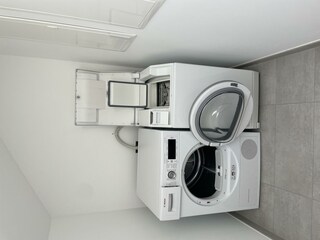 Hauswirtschaftsraum mit Waschmachine und Trockner