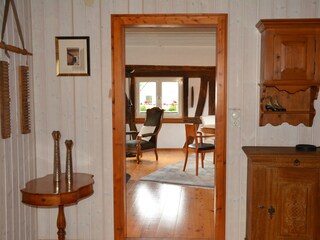 Oberer Flur mit Blick ins Wohnzimmer