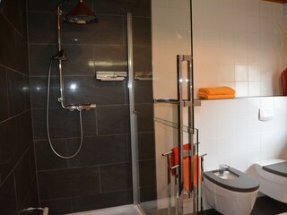 Badezimmer mit Dusche