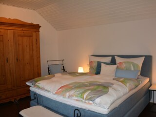 großes Schlafzimmer mit Boxspringbett