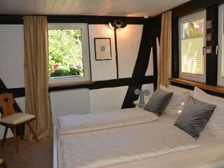 Schlafzimmer mit Fachwerk