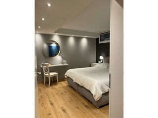 fewo schlafzimmer hinten Spiegel