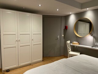 fewo schlafzimmer hinten kleiderschrank
