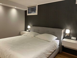 fewo schlafzimmer hinten bed und fenster