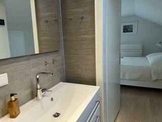 Nova Civitas Badezimmer mit Blick zur Schlafbereic