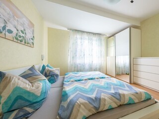 Großes Schlafzimmer mit Doppelbett