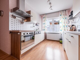 Küche mit Ofen und Spülmaschine