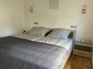 Schlafzimmer mit Doppelbett