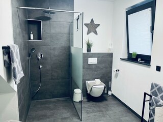 Badezimmer mit Walk-In Dusche